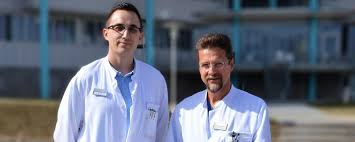 If you want to see dr. Dr Mozes Attila Szakacs Einer Von Bayerns Jungsten Facharzten Praktiziert Im Stiftungskrankenhaus Nordlingen Donau Ries Aktuell