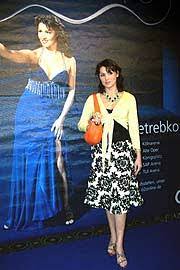 The oval stage is surrounded by a semicircular wall, the only decorations being the occasional. Anna Netrebko Und Ramon Vagas Open Air Auf Dem Munchner Konigsplatz Am 17 7 2005