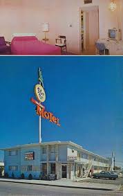 Peter Pan Motel Las Vegas Nevada A Very Pink Room With An Mcm Pendant But The Sign Makes Up For All Las Vegas Motel Vegas Motel Las Vegas