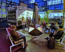 terrassenofen aztekenofen geschlossen terrasenkamin mit drei offenen seiten feuer ohne rauch im gesicht dachgarten terrasse garten terrasse