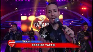 Rodrigo tapari nació en buenos aires, en 1983, y tuvo como trampolín de su carrera la participación en el programa de tv argentino popstar, en 2002.después, fue incorporado como vocalista en la banda de cumbia ráfaga, en el que actuó entre 2004 y 2017. Galaespecial De Yomellamopy Rodrigo Tapari By Yo Me Llamo Paraguay
