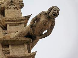 Las extrañas estatuas de la Lonja de la Seda en Valencia - El rincón de Sele