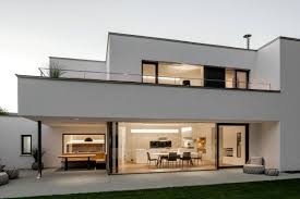 Terrasse Aus Grossen Hellgrauen Quadratischen Terrassenplatten Mit Loungemoebeln Und Weisses Haus Haus Architektur Wohnhaus Bauhausstil Haus