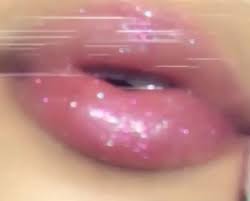 This type of lip eczema occurs due to an allergic reaction to products you use, such as lip balm or lipstick, toothpaste, medications, and foods. Favoriten Tumblr Rich Girl Aesthetic Aesthetic Makeup Shiny Lips