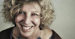 Dall'altro lato della camera da letto familiare mi fisso come una roccia allo spazio inospitale dello sgombero lì, oltre i ritratti dei nonni indicando questo cuscino che nessuno usa più. La Comparecencia Infinita Tamara Kamenszain Dos Poemas