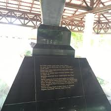 Batu bersurat terengganu yang dianggarkan telah berusia lebih kurang 700 tahun ini merupakan batu bersurat yang mempunyai ukiran yang paling tua dan tulisan jawi pertama ditemui di malaysia. Photos At Memorial Batu Bersurat Kuala Berang Kuala Berang Hulu Terengganu