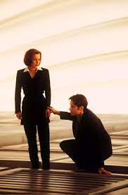 Sometimes Viewers Don T Realize How Protective Mulder Is Of Scully And How Noble And Masculine And Good That Is X Files Mulder Scully David And Gillian