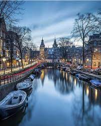 A capital é amsterdã, embora a sede dos poderes executivo, legislativo e judiciário seja den haag (the hague) haia. Amesterdao Amesterdao Paises Baixos Paises Baixos Destinos Baratos Para Viajar