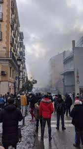 Como consecuencia del siniestro hay un edificio que está ardiendo, numerosos vehículos afectados y se. 8c N Rgkihglbm