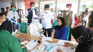 Bagi sobat yang saat ini sedang mencari lowongan pekerjaan khususnya untuk daerah kabupaten padang. Banyuwangi Targetkan Program Vaksinasi Covid 19 Untuk Lansia Bisa Tuntas Akhir Juni 2021 Info Di Bali