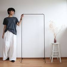 楽天市場 accent メニーレジーア ハンガーラック アイアン スリム アイアンハンガーラック おしゃれ シンプル ホワイト レジーア コート ハンガー 細い 日本製 玄関 店舗 レージア コートハンガー 完成品 プリズム ハンガーラック おしゃれ ハンガーラック