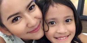 Selamat! Presenter Petualang Medina Kamil Lahirkan Bayi Cantik