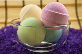 Wenn sie spontan ein schaumbad nehmen möchten, aber keine badekugeln zur hand haben, dann können sie mit wenigen mitteln auch ein schaumbad herstellten. Badekugeln Selber Machen 3 Vorteile 5 Rezepte Fur Badezusatze