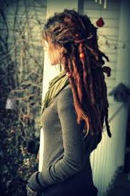 love the scarf and sweater combo i also love the hair in another life i would have dreads and be work haar styling dreadlocks madchen naturliche dreadlocks