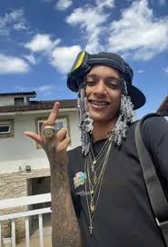 Foto: Oruam se irritou com a provocação de alguém no público e acabou  disparando um cuspe - Purepeople