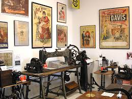 Selon le tissu ou la technique que vous souhaitez utiliser, il vous faudra. Clinique Et Musee De La Machine A Coudre Vente Reparation Restauration De Machines A Coudre De Menage Et Industrielle Neuves Et D Occasion