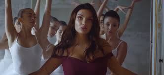 È stato presentato al festival di sanremo, in occasione della sua prima partecipazione alla kermesse e parla di come una canzone sia la migliore medicina per riprendersi da una relazione sbagliata. Elettra Lamborghini Musica E Il Resto Scompare Citta Gratis