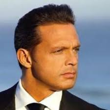 Él es Andrés Rey, reconocido como el doble de Luis Miguel, ¿qué te parece? 
