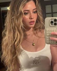 Janis Holloway's Instagram, Twitter & Facebook