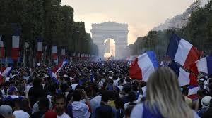 Coupe du monde de la fifa, russie 2018. La France Championne Du Monde Les Bleus Sur Les Champs Elysees Pour Feter Leur Titre Lundi
