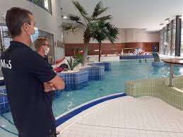 A Beauvais Des Nageurs Heureux A L Aquaspace