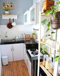 Agar dapur minimalis berukuran 2×2 milikmu terlihat lebih luas, buatlah pembatas tempat cuci piring yang tidak terlalu tinggi. Dapur Minimalis Lahan Sempit Desain Dekorasi Rumah