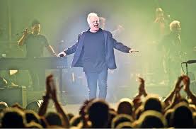Vor seinen ersten plattenerfolgen arbeitet er als musikalischer leiter des schauspielhauses bochum und als filmschauspieler wenige tage nach dem tod des bruders wilhelm im november 1998 verliert herbert grönemeyer seine frau anna. Herbert Gronemeyer In Der Schleyerhalle Uberraschend Wild Und Voller Selbstironie Kultur Stuttgarter Nachrichten