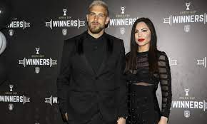 Μάλιστα τώρα η ειρήνη κυκλοφόρησε το νέο μουσικό βιντεοκλίπ της, για το τραγούδι της κοίτα μην αγγίζεις και κάποιοι παρατήρησαν πως σε αυτό εμφανίζεται ο γνωστός ποδοσφαιριστής. De 8a Pisteyete Me Poion Exei Sxesh H Prwhn Toy Pasxalakh Pics Onsports Gr