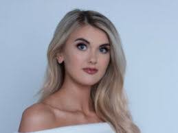 Samantha Ingram's Instagram, Twitter & Facebook