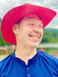 Hey! Can anyone recommend a book keeper or accountant