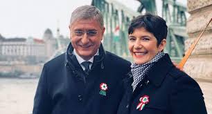 Gyurcsány ferenc felesége a ma közzétett bejegyzésében azt állította, hogy a vasárnapi bejelentése óta arról tájékoztatta polt péter legfőbb ügyész budai gyula országgyűlési képviselőt, hogy nyomoznak ellene. Gyurcsany Ferenc Elso Felesege Felemelkedese Majd Bukasa Mindenkeppen Benne Lesz A Hogyan Ne Politizalj Cimu Tankonyvek Peldai Kozott