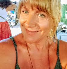 Anyone else still using their overgrown courgettes .... stored in the cold,  plenty of seeds that need to be scooped out for the chickens but also lots  of edible flesh ...