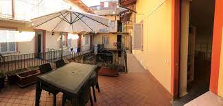 Il prezzo richiesto per un appartamento in vendita è mediamente in tutta la città pari a 900 €/m² e quindi circa il 33% in meno rispetto alla media regionale. Appartamento Su Due Livelli Con Terrazzo Alessandria Vendita Alessandria Casa