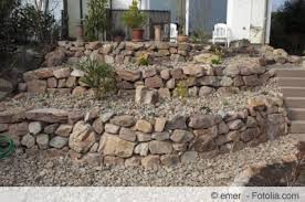 Wer seiner kreativität freien lauf geben möchte, kann eine pumpe und gartenschlauch im glastisch montieren. Bruchsteinmauer Selber Bauen Und Richtig Verfugen Hausgarten Net