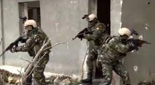 Un copil a ajuns la spital, cu atac de panică, după ce trupele speciale au descins la o adresă greşită, în braşov. La Multi Ani Fortelor Pentru Operatii Speciale Ale Romaniei