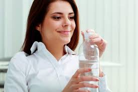 Perlukah Minum Air Putih 8 Gelas Sehari Halaman All Kompas Com