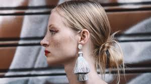 Wir erzählen dir stepp by stepp, von der vorbereitung der haare über produkte, abteilungen, arbeitsutensilien und die richtige vorgehensweise um die frisur selbst zu kreieren. Dutt Frisuren Die Schonsten Looks Brigitte De