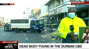 Group of mainly white armed citizens fire a barrage of rubber bullets to scare off large mass of looters in #durban, #southafrica pic.twitter.com/j9ouv2aj8r. Sfi Eemn71p79m