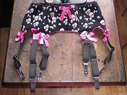 Fast tutorial for a really simple, but kickass garter belt!follow me on instagram (@tezmaniatv) and on facebook.com/thetezmaniapage for daily updates! How To Make A Garter Belt How To Make A Garter Needlework On Cut Out Keep
