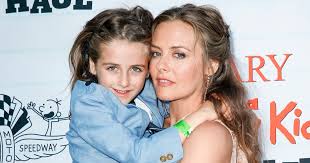 Alicia silverstone is the daughter of british parents deirdre didi (née radford), a scottish former pan am flight attendant, and monty silverstone, an english alicia has a net worth of $20 million dollars. 2021 Alicia Silverstone Wurde Als Krank Eingestuft Da Der Ahnungslose Star Verrat Dass Sie Immer Noch Mit Dem Neunjahrigen Sohn Bear Badet Gettotext Com