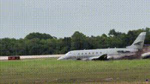 Avião particular explode após cair em pista do Aeroporto Internacional da República Dominicana; veja vídeo