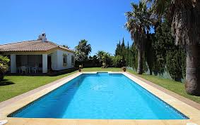 Dispone de dos dormitorios, baño, salón alquiler de piso en conil con capacidad para 6 personas. 2 Casas Con Piscina Privada Cerca De La Playa Conil De La Frontera Cadiz Costa De La Luz