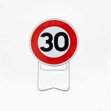 Les panneaux routier de classe 2 sont généralement installés dans les voies publiques où la vitesse est relevée à 70 km / h. Panneau Bk14 Temporaire Limitation De Vitesse 30 Km H