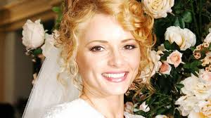 Expulsa de casa, Kátia ganha teto e emprego inesperados em Alma Gêmea