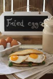 Bocadillo De Pan De Viena Con Pate A Las Finas Hierbas Canonigos Embutido De Pavo Y Dos Huevos Fritos Http Breakfastlover B Huevos Fritos Comida Bocadillos