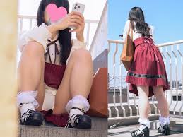 雑居ビル屋上でパンチラしてる女の子1【4K】甘めガーリー系オタ女子のふっくら水平パンチラ＆逆さ撮り | アダルト動画販売マーケットのAdama(アダマ)