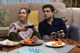 Balıkesir'de yapılan çekimler sırasında yakınlaşan ve aşk yaşamaya başlayan 2 oyuncu nişanlandı. Who Is Miray Akay Dating Miray Akay Boyfriend Husband