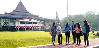 Bagaimana dengan kreditasi jurusan di uns dan daya tampung pada tahun 2020? Universitas Sebelas Maret Surakarta Indonesia Jurusan