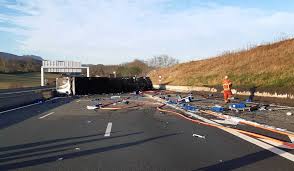 Quatre individus âgés d'une vingtaine d'années sont morts dans un accident de la route, ce samedi 16 avril, à bayonne dans les . Pays Basque Spectaculaire Accident D Un Poids Lourd L A63 Totalement Coupee Actu Pays Basque
