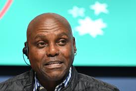 El campeón olímpico en salto de longitud se une a Carl Lewis contra el  cambio de norma: "Es una mierda de perro"